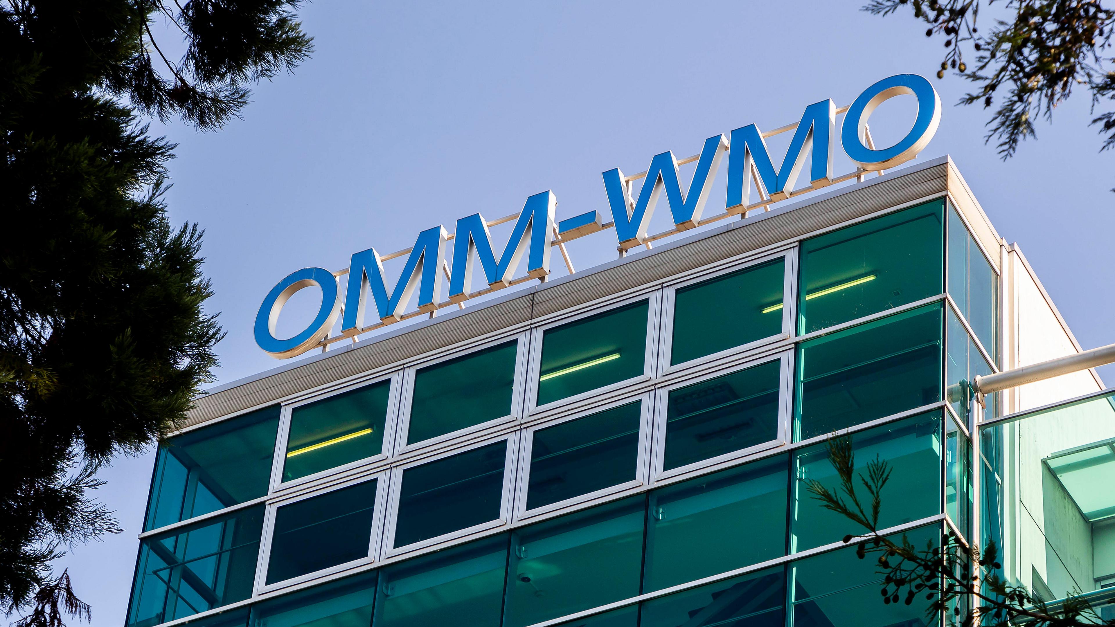 WMO, die Initialen der Weltorganisation für Meteorologie stehen auf dem Dach des Hauptquartiers in Genf (Schweiz)