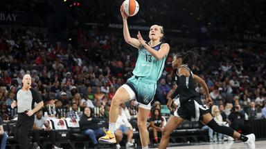 06.10.2024, WNBA, Halbfinale: Leonie Fiebich (New York Liberty) setzt im Spiel gegen Las Vegas Aces zum Korbleger an.