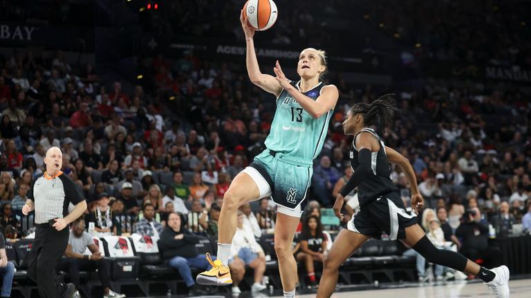 06.10.2024, WNBA, Halbfinale: Leonie Fiebich (New York Liberty) setzt im Spiel gegen Las Vegas Aces zum Korbleger an.