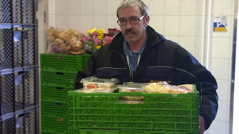 Mann mit grüner Obstkiste