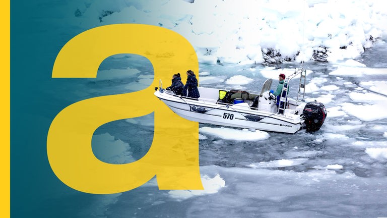 Boot fährt durch grönländisches Eismeer