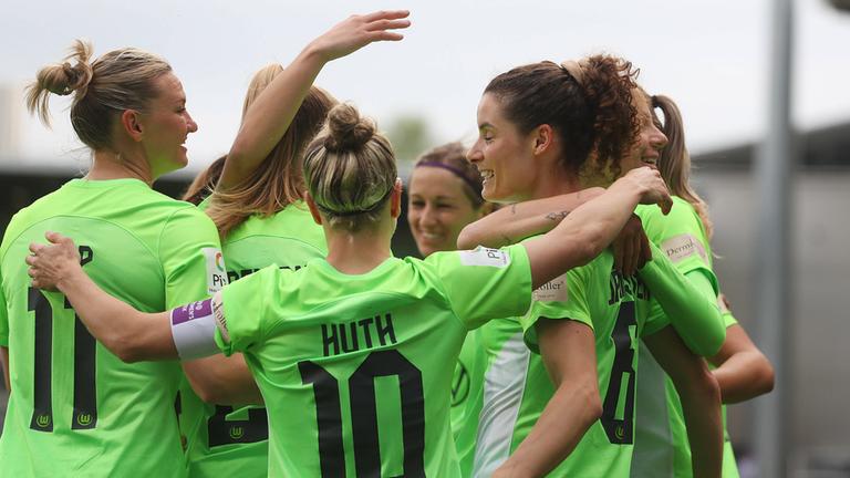 Frauen-Bundesliga, VfL Wolfsburg - 1. FC Köln, Saison 2023/24: Dominique Janssen (VfL Wolfsburg) jubelt mit der Mannschaft nach ihrem Kopfballtor zum 1:0.