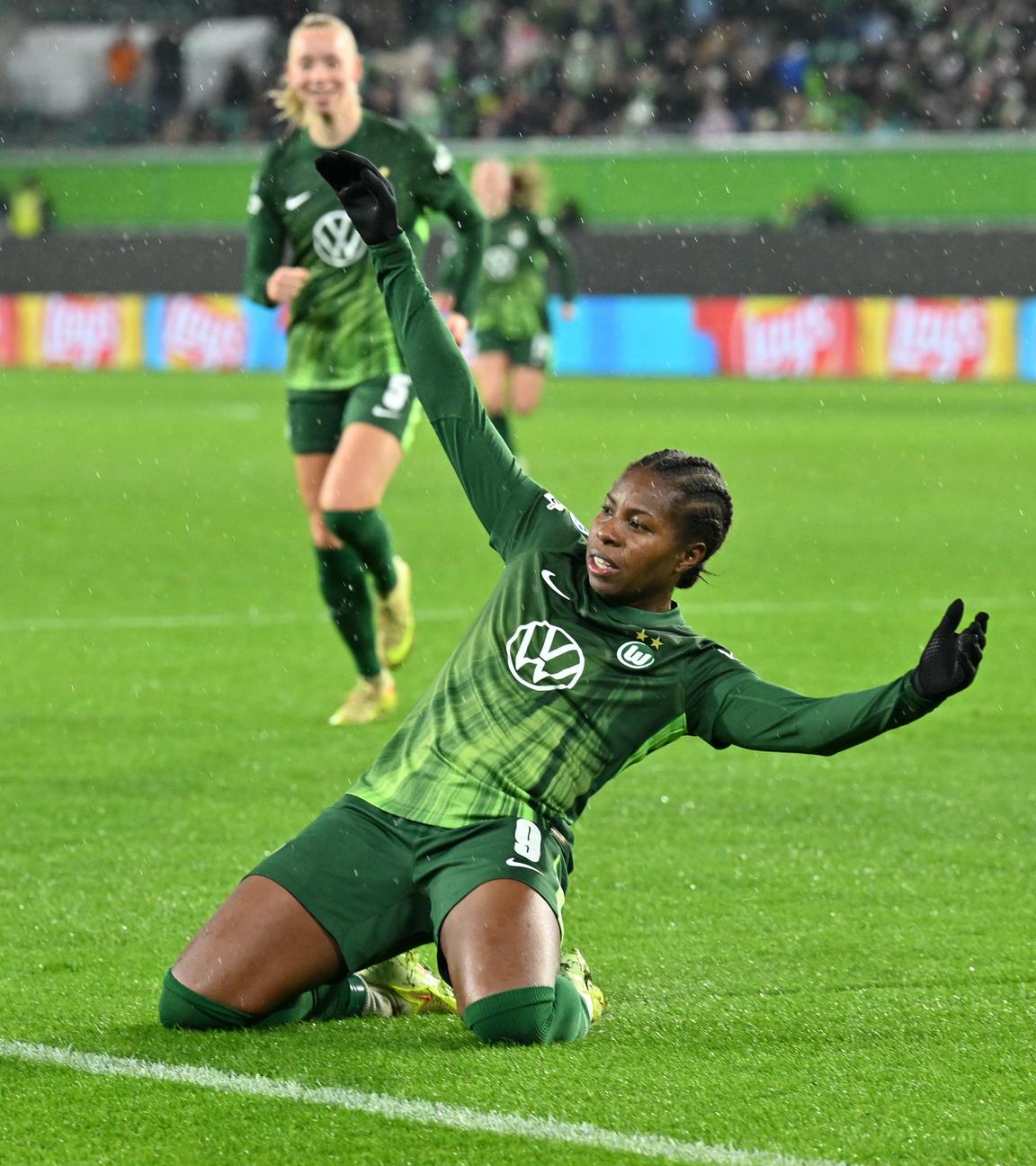 Frauen-Champions-League, VfL Wolfsburg - Manchester United, Vorrunde:  Lineth Beerensteyn) feiert ihr Tor zum 4:2