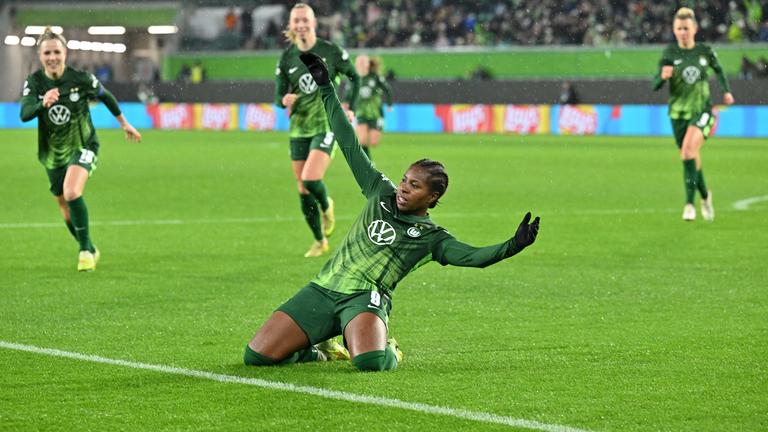 Frauen-Champions-League, VfL Wolfsburg - Manchester United, Vorrunde:  Lineth Beerensteyn) feiert ihr Tor zum 4:2