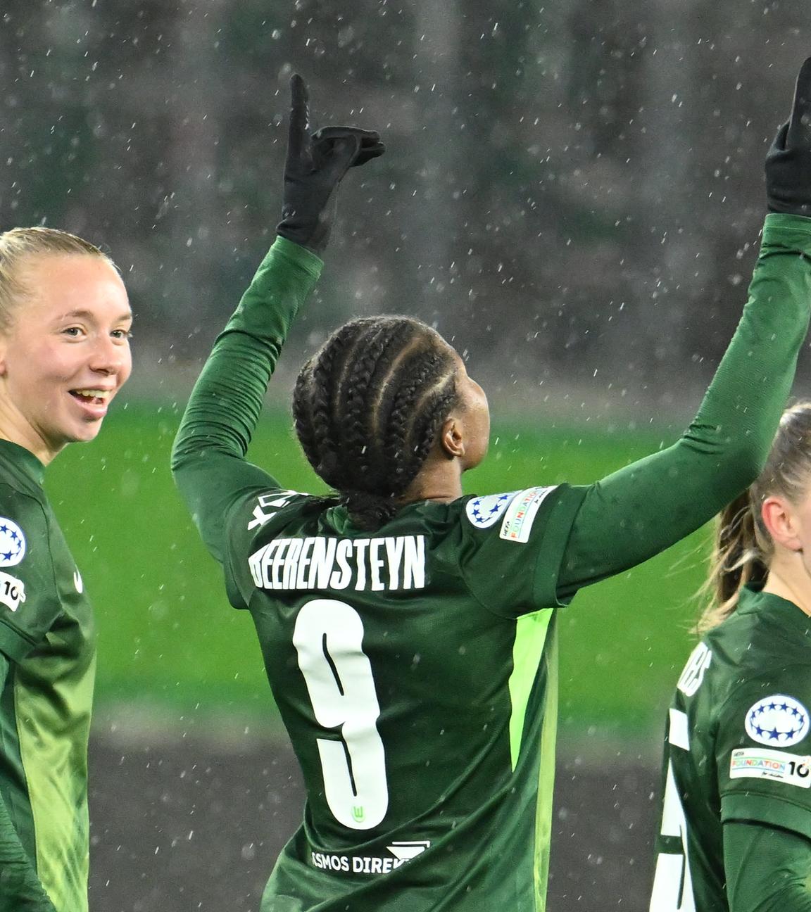 Frauen-Champions-League, VfL Wolfsburg - Manchester United, Vorrunde: Lineth Beerensteyn (VfL Wolfsburg) feiert mit Ella Peddemors ihr Tor zum 3:1
