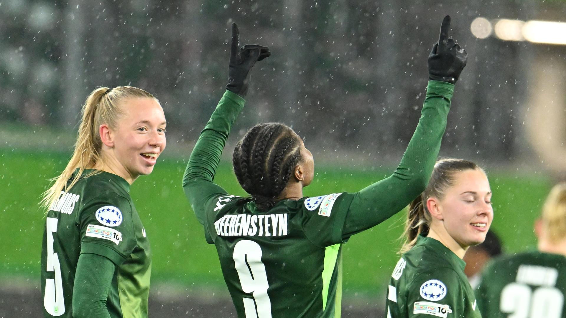 Frauen-Champions-League, VfL Wolfsburg - Manchester United, Vorrunde: Lineth Beerensteyn (VfL Wolfsburg) feiert mit Ella Peddemors ihr Tor zum 3:1