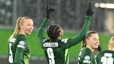 Frauen-Champions-League, VfL Wolfsburg - Manchester United, Vorrunde: Lineth Beerensteyn (VfL Wolfsburg) feiert mit Ella Peddemors ihr Tor zum 3:1