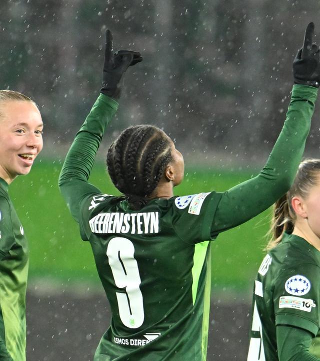 Frauen-Champions-League, VfL Wolfsburg - Manchester United, Vorrunde: Lineth Beerensteyn (VfL Wolfsburg) feiert mit Ella Peddemors ihr Tor zum 3:1