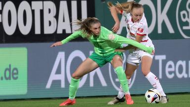 Jule Brand (VfL Wolfsburg/links) versucht, Lou-Ann Joly (RB Leipzig) vom Ball zu trennen.