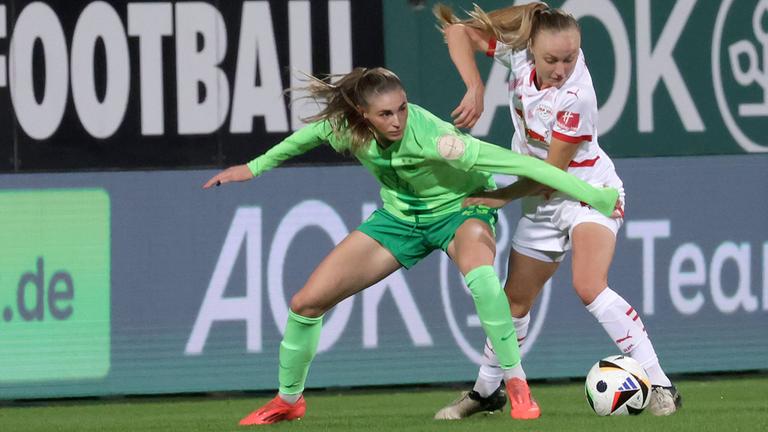 Jule Brand (VfL Wolfsburg/links) versucht, Lou-Ann Joly (RB Leipzig) vom Ball zu trennen.