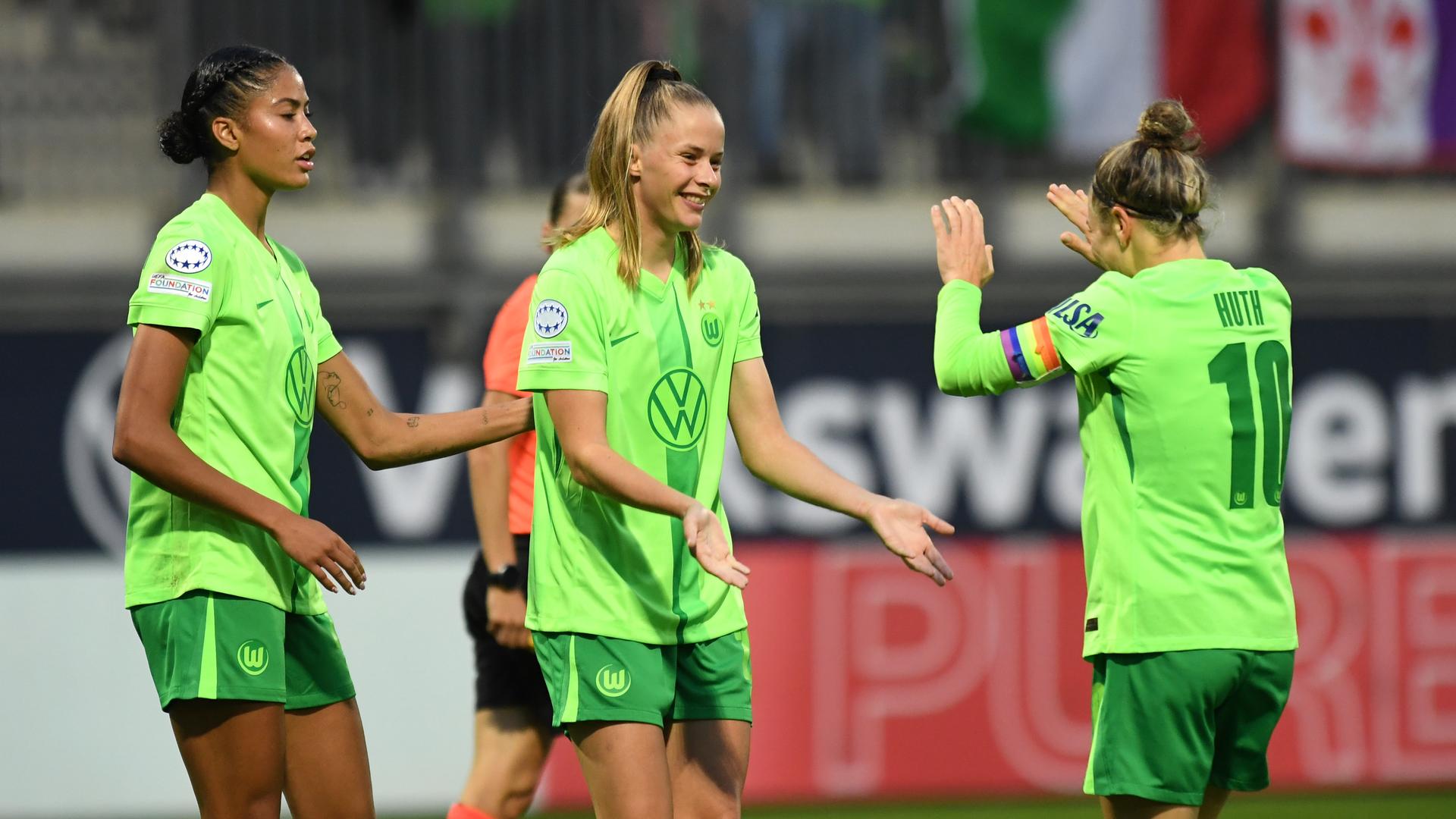  Wolfsburgs Vivien Endemann (M) jubelt mit Svenja Huth (r) und Sveindis Jonsdottir nach ihrem Tor zum 2:0.
