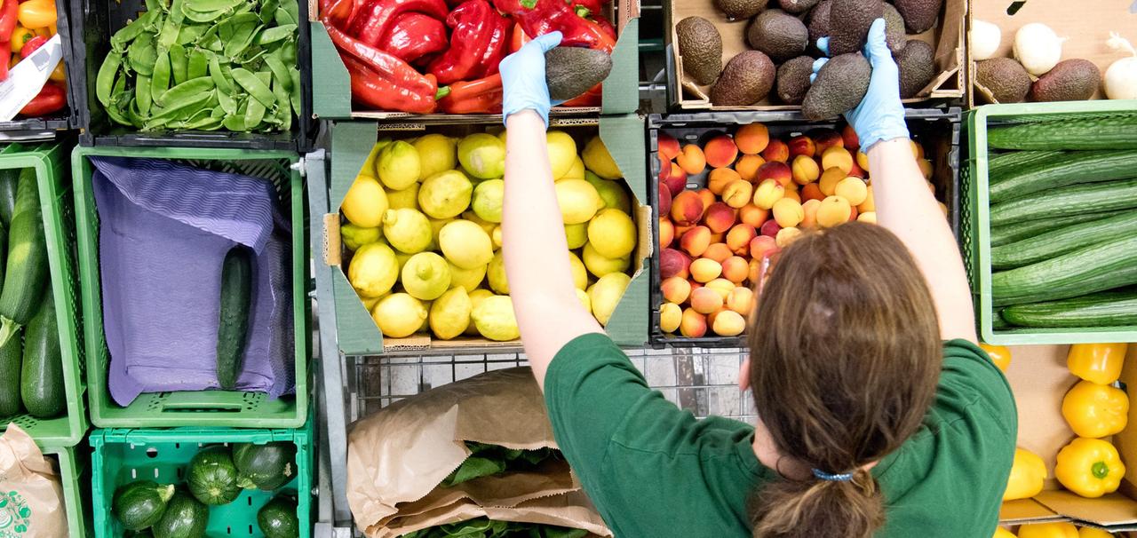 Archiv: Mitarbeiter vom Bio-Lieferanten "Gemüsekiste" packen Obst und Gemüse in grüne Kisten am 03.07.2018 in Hemmingen.