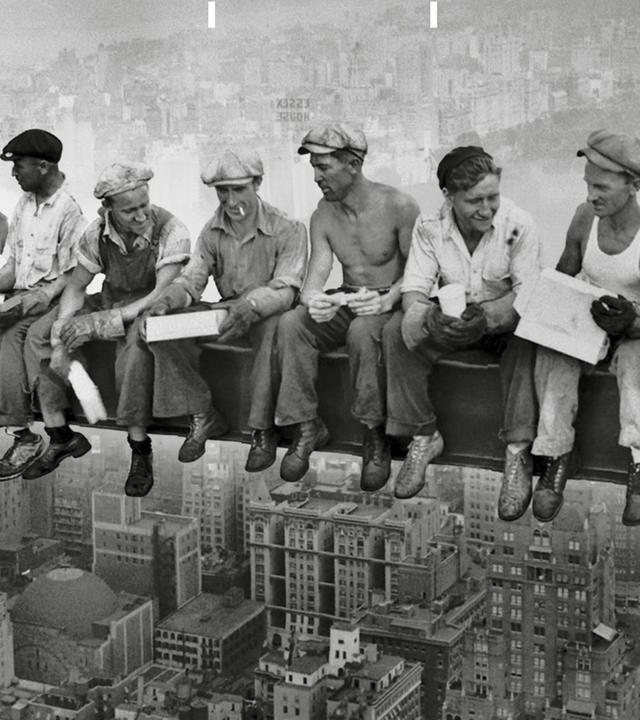 Bauarbeiter machen Pause auf einem Hochhaus