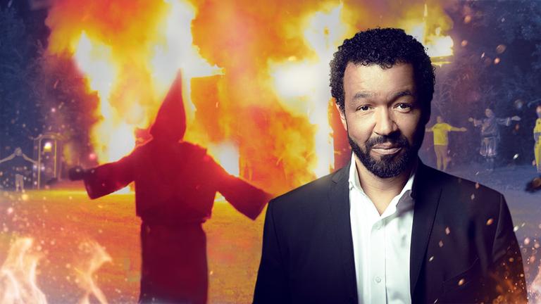 Kabarettist und Autor Marius Jung neben einem brennenden Kreuz und Anhängern des Ku Klux Klan