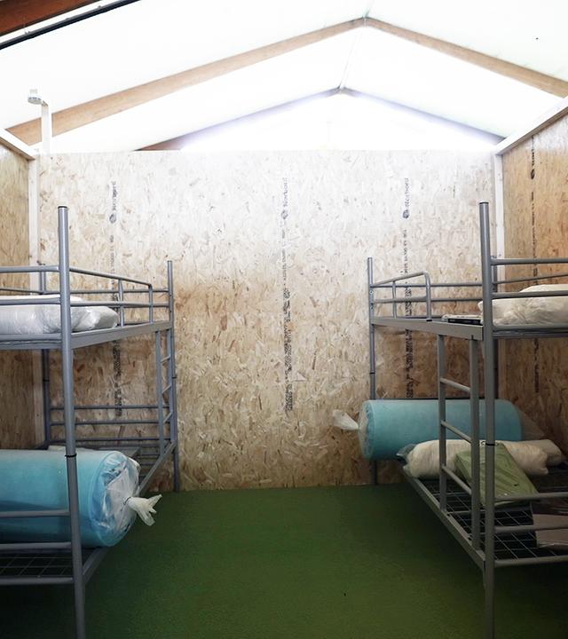 Doppelstockbetten in einer ehemaligen Tennishalle in Fürstenfeldbruck (Bayern)
