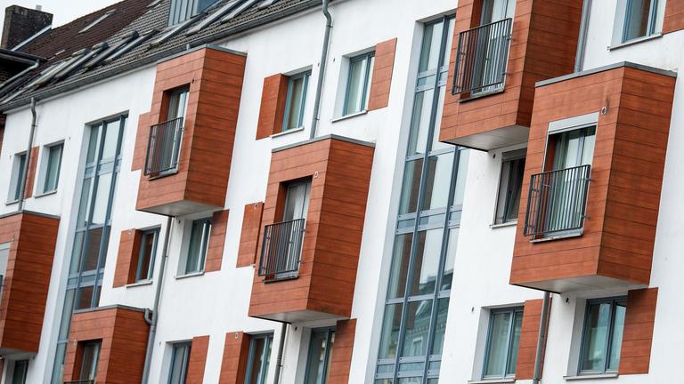 Blick auf die Fassade eines Mehrfamilienhauses