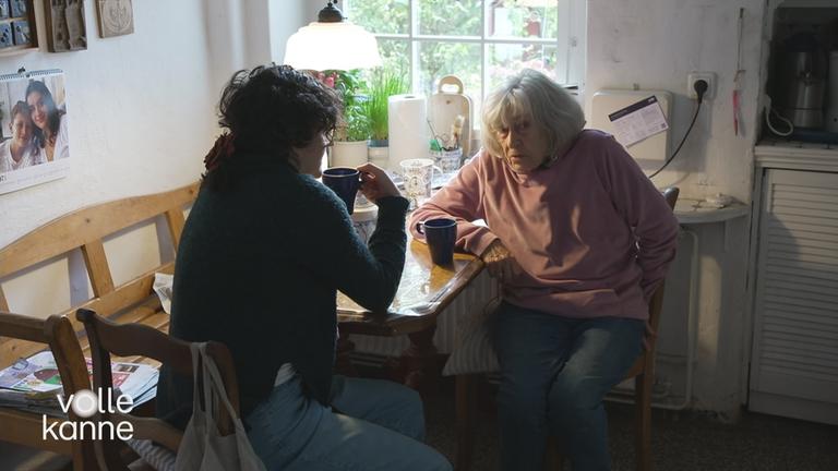 Seniorin und Studierende am Küchentisch