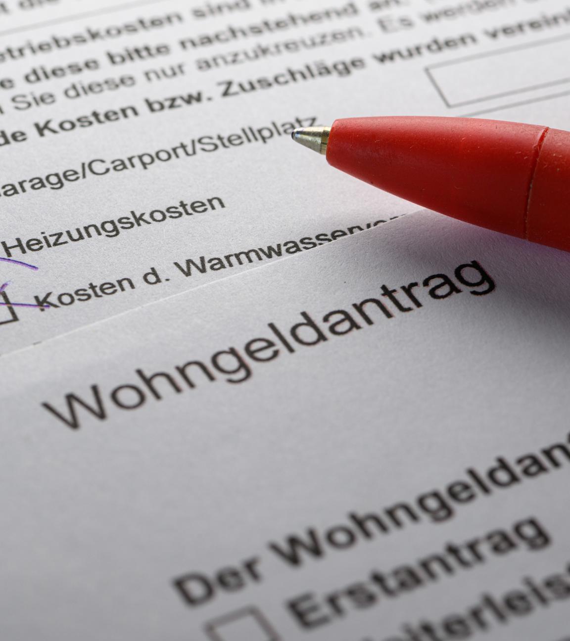 Sachsen-Anhalt, Dresden: Ein Stift liegt auf einem Wohngeldantrag auf einem Tisc