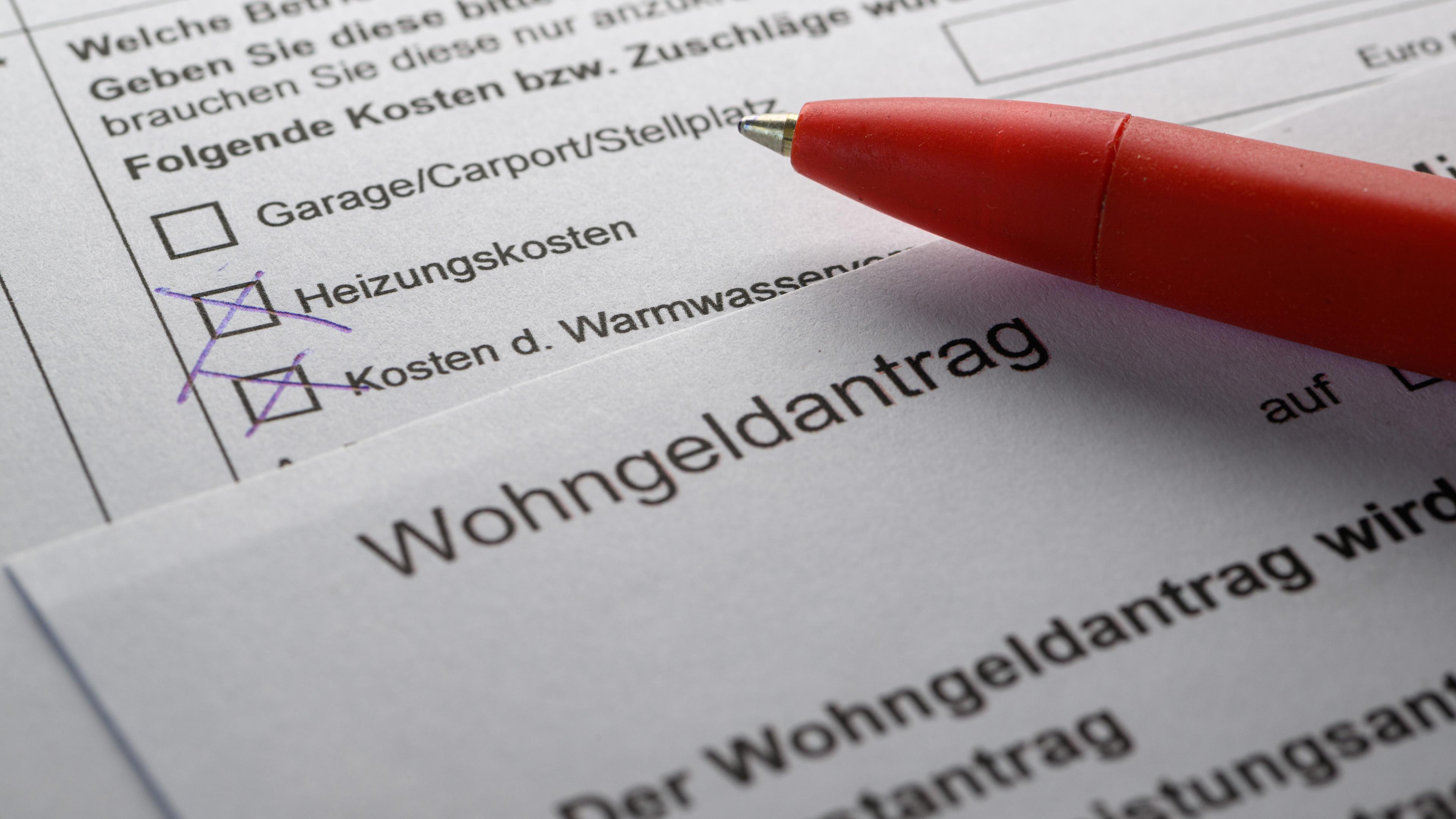 Sachsen-Anhalt, Dresden: Ein Stift liegt auf einem Wohngeldantrag auf einem Tisc