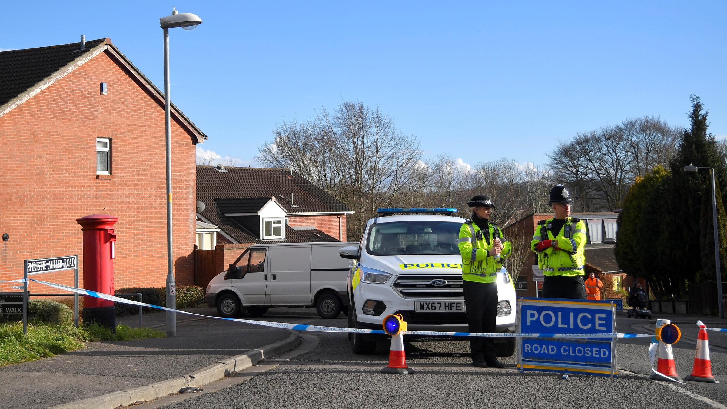 Polizisten stehen vor dem Wohnhaus von Sergej Skripal in Salisbury