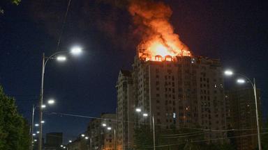 Ein Wohnhaus brennt nach einem russischen Raketenangriff. 