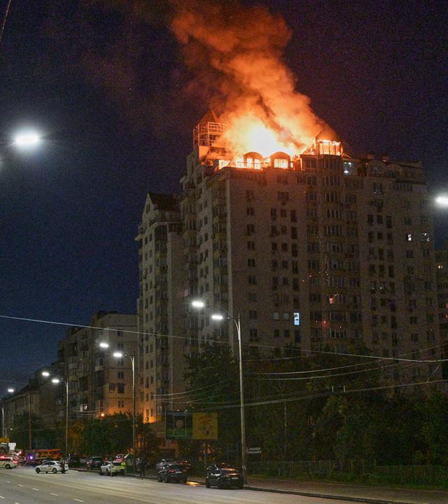 Ein Wohnhaus brennt nach einem russischen Raketenangriff. 