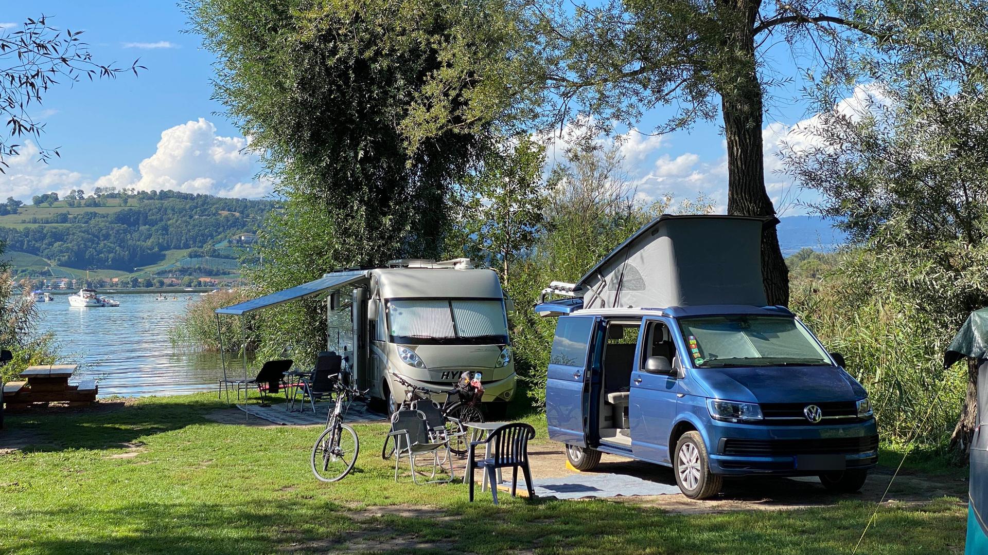 Symbolbild: Wohnmobil auf Campingplatz an einem See