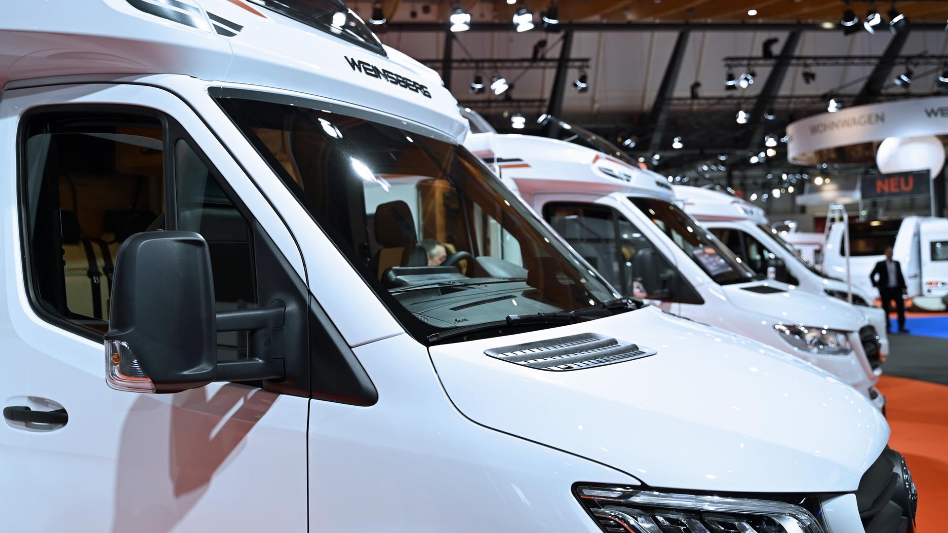  Fahrzeuge des Wohnmobilherstellers Weinsberg stehen zum Start der Reisemesse CMT in einer Messehalle. 