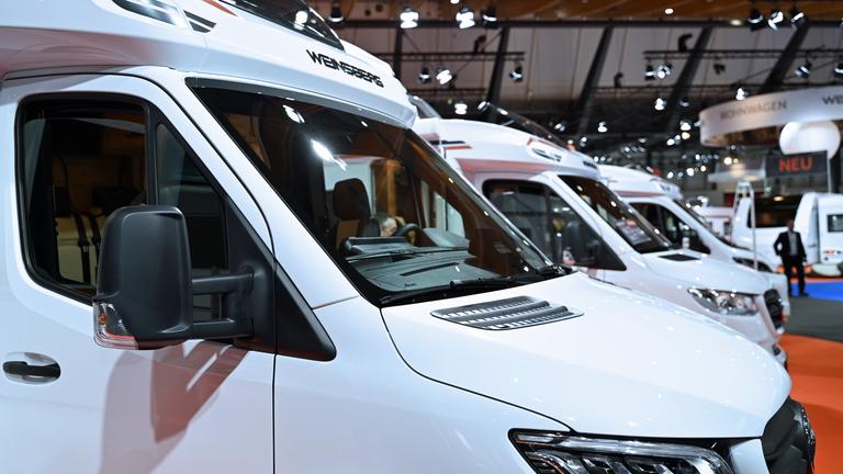  Fahrzeuge des Wohnmobilherstellers Weinsberg stehen zum Start der Reisemesse CMT in einer Messehalle. 