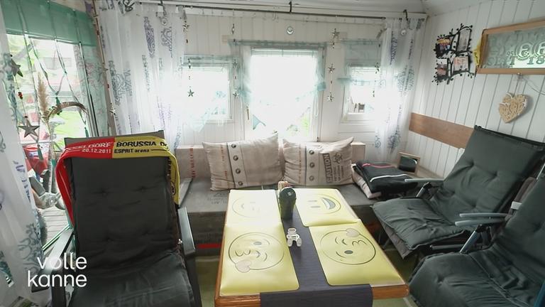 Kleiner Raum mit Borussia Dortmund Fanschal und Smileys auf dem Tisch