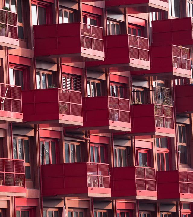 Ein Baugerüst steht an einem Rohbau neben bereits fertiggestellten Neubau-Wohnungen in Kreuzberg. 