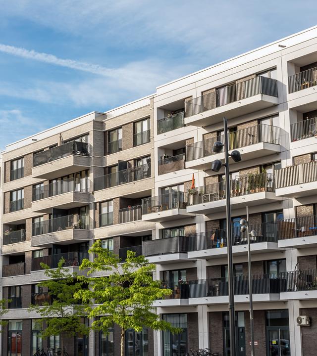 Ein hohes Wohnhaus mit vielen Mietwohnungen.