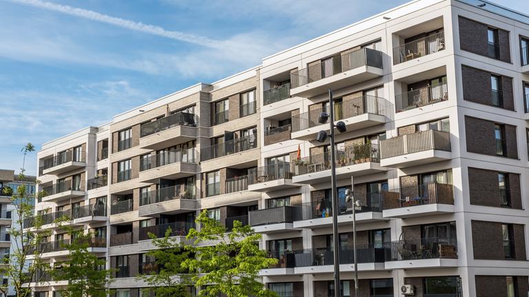 Ein hohes Wohnhaus mit vielen Mietwohnungen.