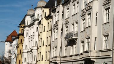 Fassaden von Wohnhäusern in der Innenstadt von München.