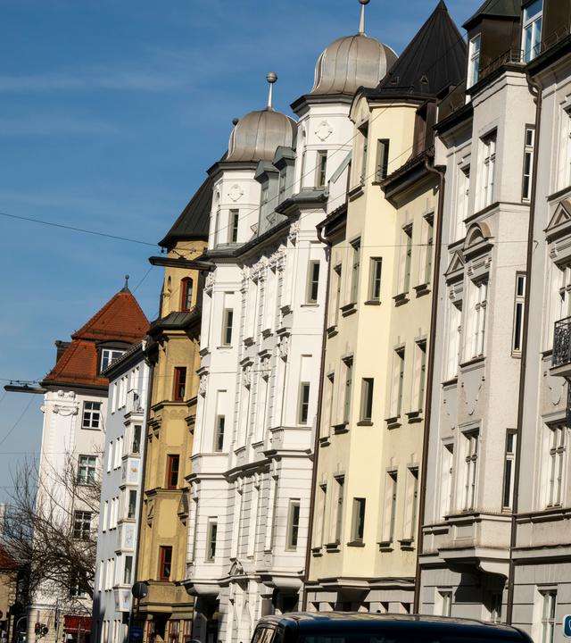 Fassaden von Wohnhäusern in der Innenstadt von München.