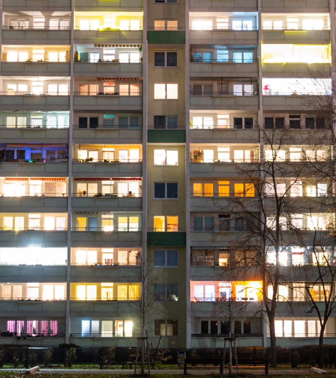 In einem Hochhaus sind einige Fenster beleuchtet. 