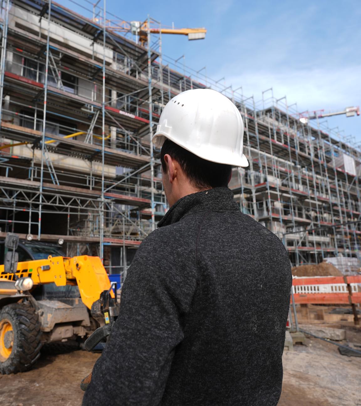 Bauarbeiter arbeiten auf einer Baustelle im Stadtteil Groß Borstel. 