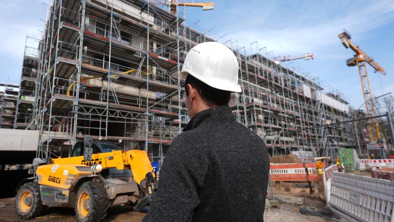 Bauarbeiter arbeiten auf einer Baustelle im Stadtteil Groß Borstel. 