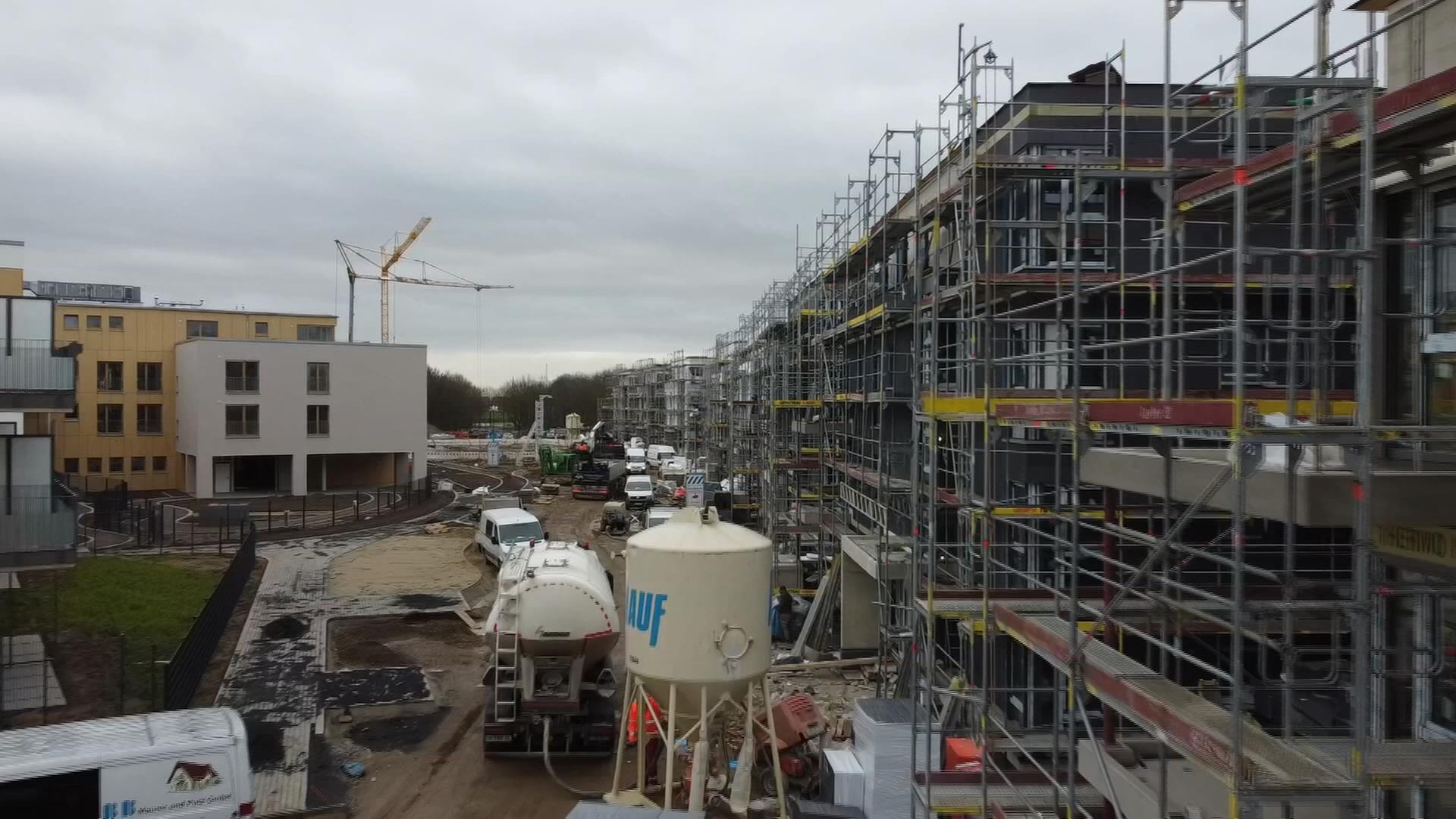 Baustelle, eigerüstete Mehrfamilienhäuser