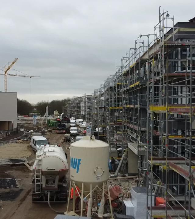 Baustelle, eigerüstete Mehrfamilienhäuser