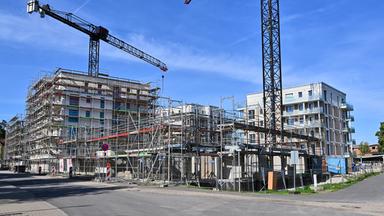 Mehrgeschossige Neubauten auf einer Großbaustelle in Frankfurt (Oder).
