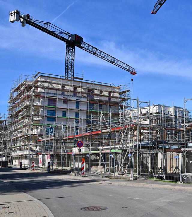 Mehrgeschossige Neubauten auf einer Großbaustelle in Frankfurt (Oder).