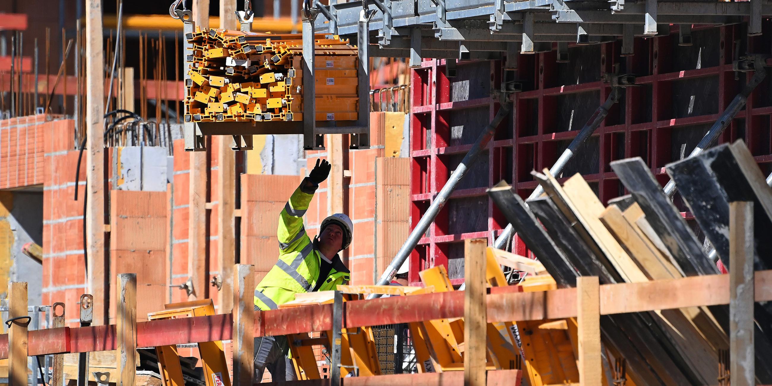 Ein Bauarbeiter auf einer Grossbaustelle in München, aufgenomme am 07.04.2025