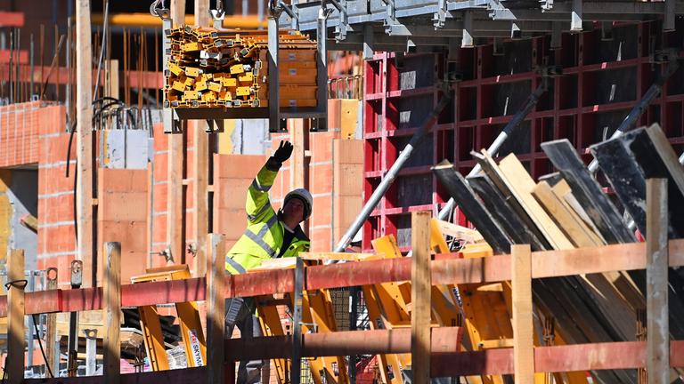 Ein Bauarbeiter auf einer Grossbaustelle in München, aufgenomme am 07.04.2025