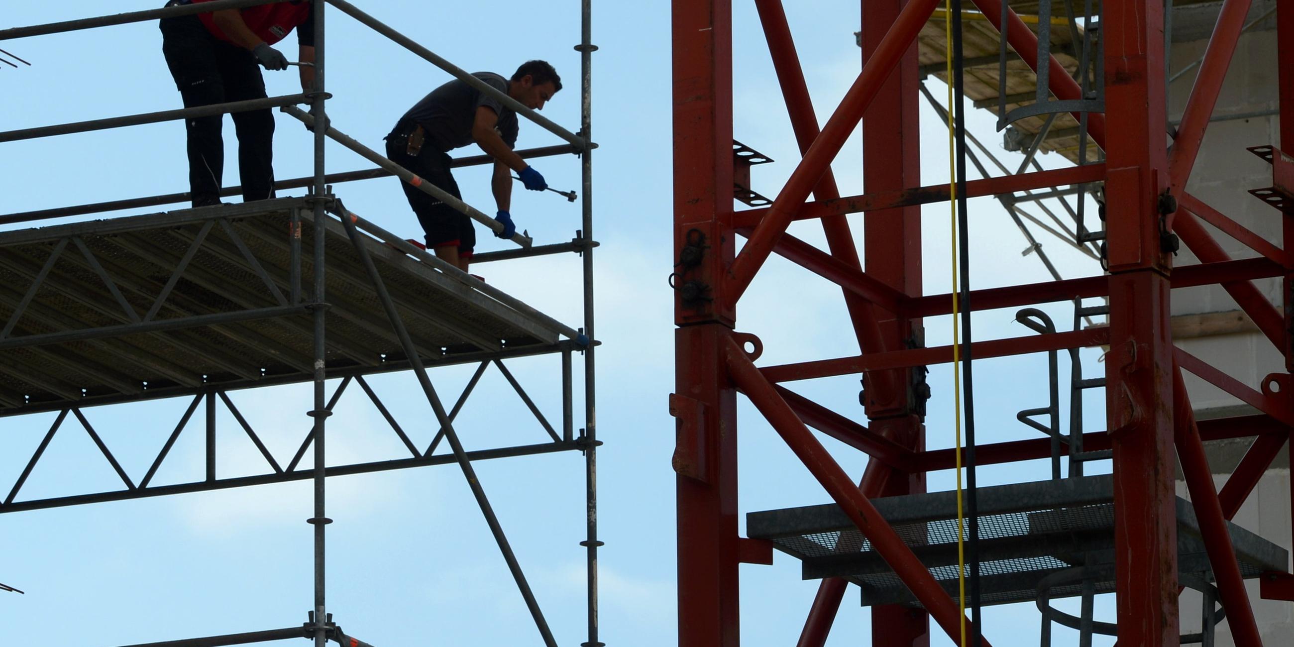 Zwei Handwerker auf einem Gerüst
