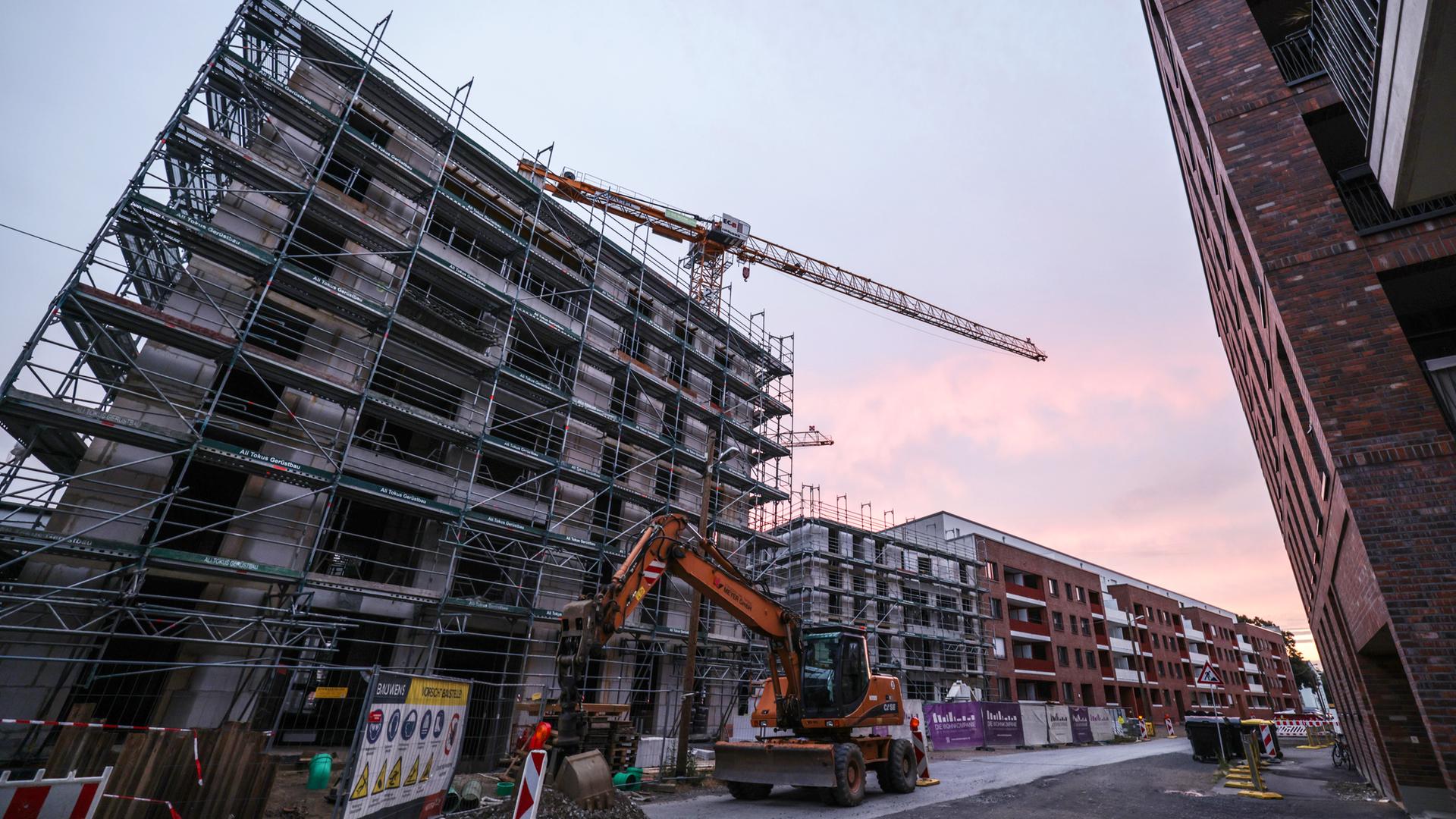 Gerüste und Baugeräte stehen auf der Baustelle für ein Wohngebäude, aufgenommen am 08.07.2025