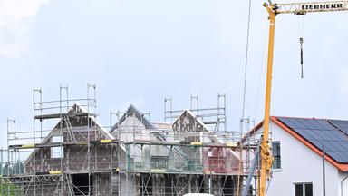 Baden-Württemberg, Renningen: Häuser werden in einem Neubaugebiet gebaut. 