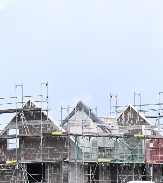 Baden-Württemberg, Renningen: Häuser werden in einem Neubaugebiet gebaut. 