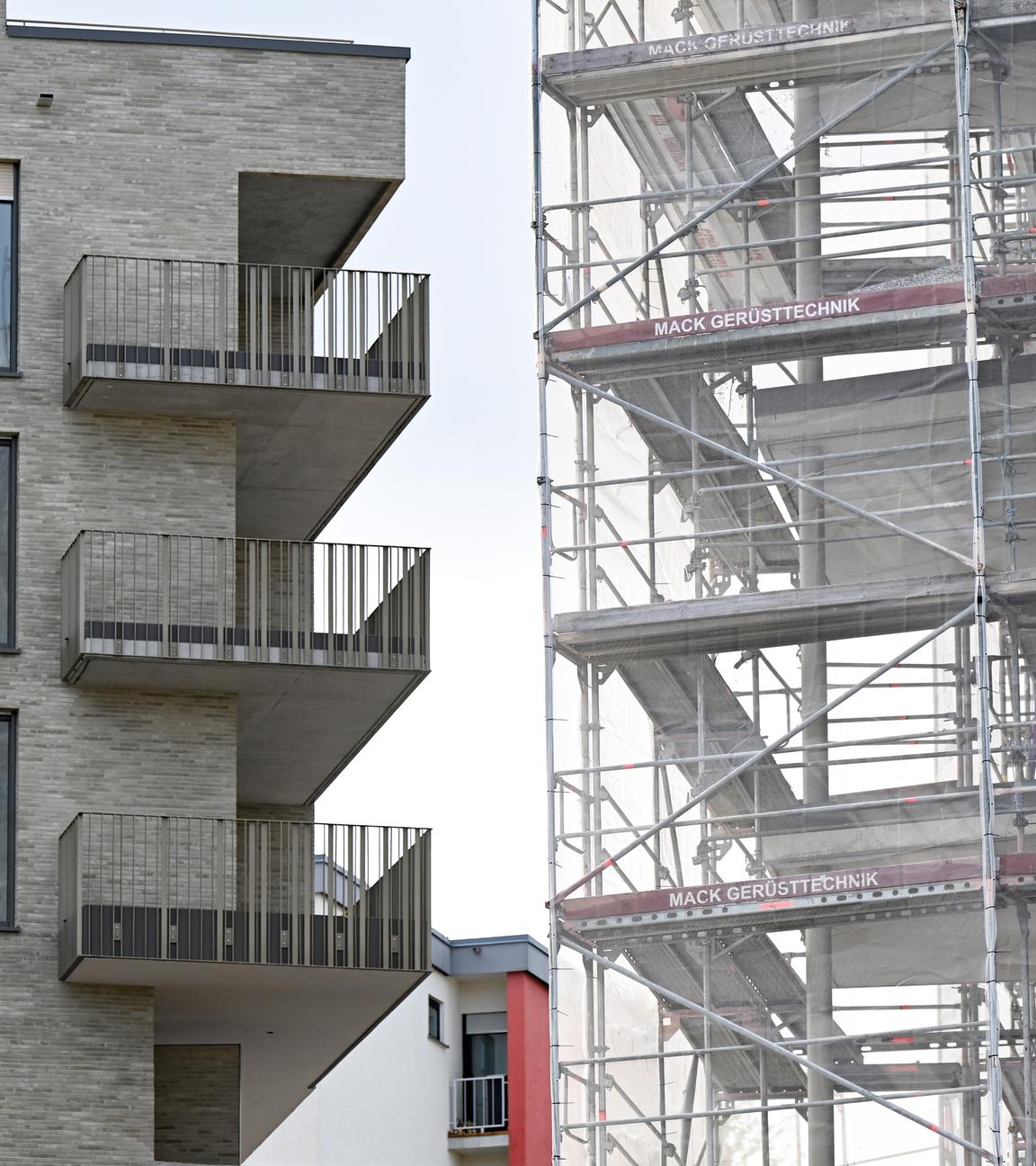 Baden-Württemberg, Ostfildern: Häuser für Wohnungen werden in Ostfildern gebaut.