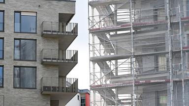 Baden-Württemberg, Ostfildern: Häuser für Wohnungen werden in Ostfildern gebaut.